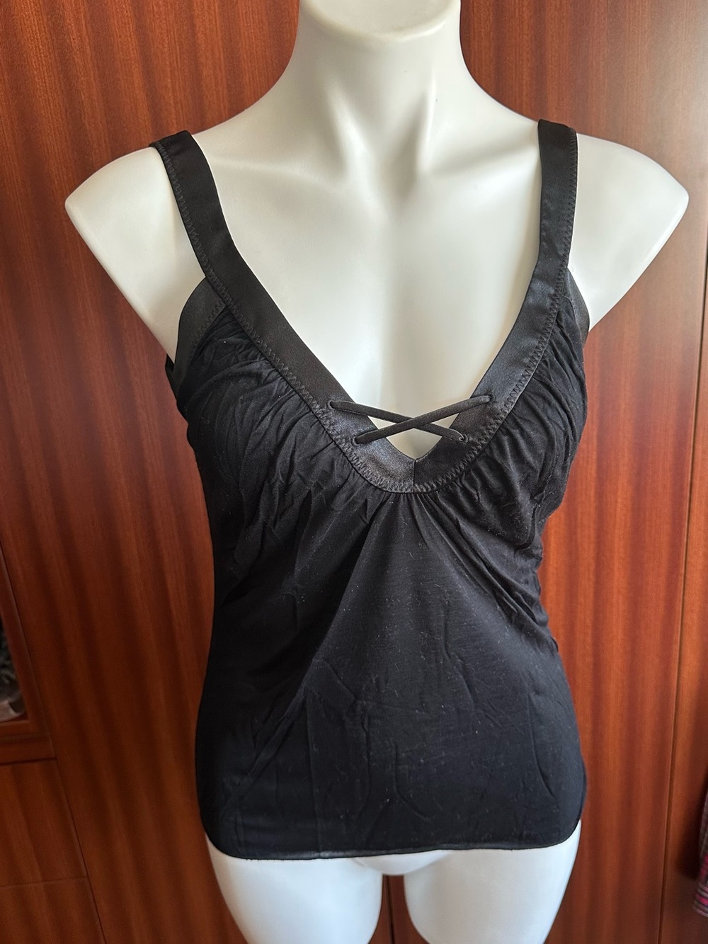 NWT Laundry by Shelli Segal Black Top with satin detail s M. Korea. Retail $78